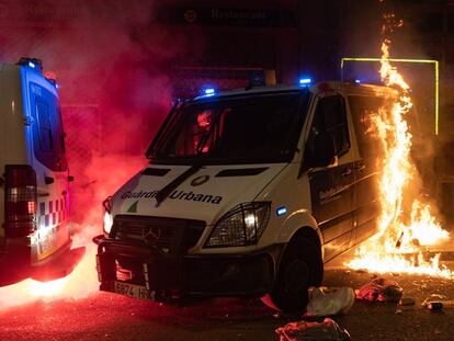 Una furgoneta de la Guardia Urbana de Barcelona incendiada durante la manifestación de Barcelona en apoyo a Pablo Hasél este domingo.