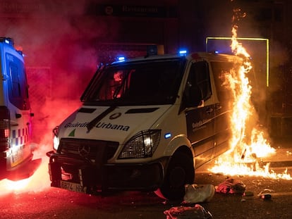 Furgoneta de la Guardia Urbana en llamas durante los disturbios del pasado sábado en Barcelona.