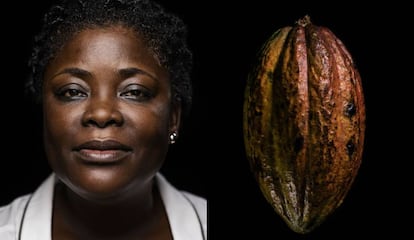 Solange N’Guessan, de 44 años, es la líder de un proyecto para empoderar a las mujeres mediante un negocio creado a partir de los desechos de las plantas de cacao. A su lado, un fruto del cacao (cabosse).
