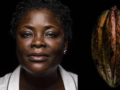 Solange N’Guessan, de 44 años, es la líder de un proyecto para empoderar a las mujeres mediante un negocio creado a partir de los desechos de las plantas de cacao. A su lado, un fruto del cacao (cabosse).