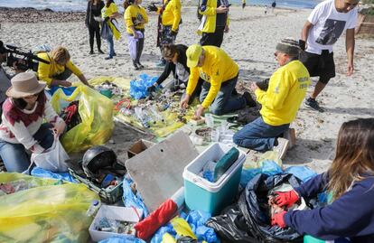 Separación de residuos tras una actividad de 'plogging' en Ibiza.