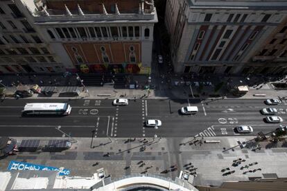 La Gran Vía de Madrid, vista desde lo alto de uno de sus edificios.