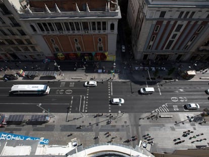 La Gran Vía de Madrid, vista desde lo alto de uno de sus edificios.