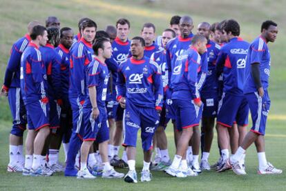 Los jugadores franceses, con el capitán, Evra, en el centro, cuando suspendieron el entrenamiento durante el Mundial.