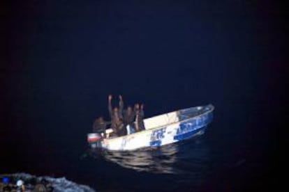 Foto cedida que muestra a los cinco piratas somalíes que fueron arrestados en una operación en la que no hubo heridos cuando atacaban un buque militar francés frente a las costas de Somalia. EFE/Archivo