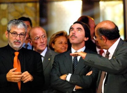 Aznar escucha a Félix Millet (a la derecha), junto al arquitecto Óscar Tusquets (con barba) y Jordi Vilajoana.