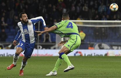 Borja Iglesia y Feddal forcejan por un balón.