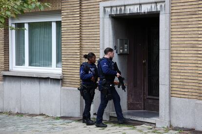 Agentes de policía trabajan en el portal donde ha sido abatido el sospechoso de asesinar este lunes a dos personas en Bruselas, hoy en Schaerbeek (Bélgica). 