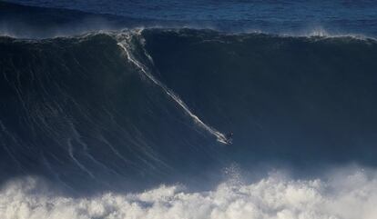 En los días grandes, las olas de Nazaré pueden superar fácilmente los 20 metros (distancia medida entre la base de las ondas y su cresta). Aunque siempre hay debate sobre cuál ha sido la ola más alta jamás surfeada, el Guinnes reconoce al francés Benjamin Sanchis con tal honor. Fue una cabalgada sobre un monstruo de 33 metros en la misma Praia do Norte, en enero de 2015.