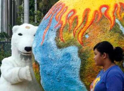 Militante de Greenpeace disfrazado de oso, ayer, en Bali.