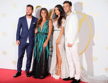 Cesc Fábregas su esposa Daniella Semaan (ambos de blanco) junto a Lionel Messi y su mujer, Antonela Roccuzzo. Ambas parejas comparten una estrecha amistad y suelen pasar juntos sus vacaciones.