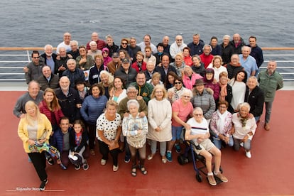 Los pasajeros españoles del 'Costa Deliciosa', en una foto de grupo este domingo.