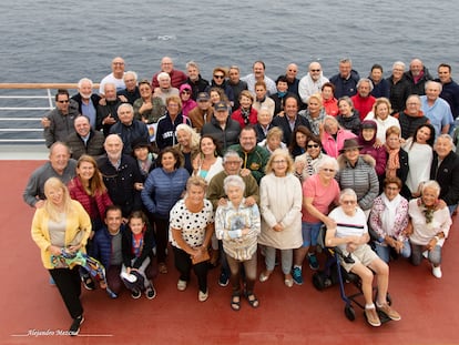 Los pasajeros españoles del 'Costa Deliciosa', en una foto de grupo este domingo.