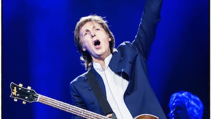 Paul McCartney alza el brazo ante sus seguidores en un concierto reciente.