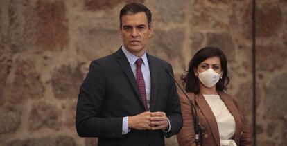 El presidente del Gobierno, Pedro Sánchez, junto a la jefa del Ejecutivo de la Rioja, Concha Andreu, anfitriona de la Conferencia de Presidentes, en el Monasterio de Yuso, en San Millán de la Cogolla (La Rioja).