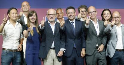 Bartomeu, amb el seu grup de directius, després de guanyar les eleccions.