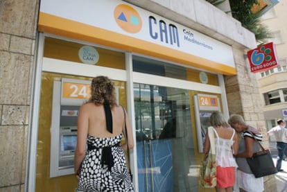 Vista exterior de una oficina de la CAM en Alicante tras la intervención de la entidad.