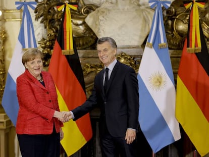 O presidente da Argentina, Mauricio Macri, recebe na Casa Rosada a chanceler alemã, Angela Merkel.