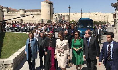 la Reina emérita doña Sofía (c), acompañada por la comitiva que le ha mostrado la exposición 'Reconciliare', este lunes en Cuéllar.