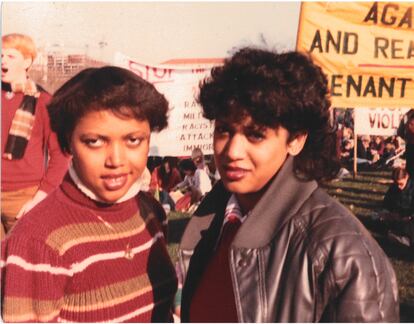 Kamala Harris y Gwen Whitfield protestando contra el apartheid en noviembre de 1982.