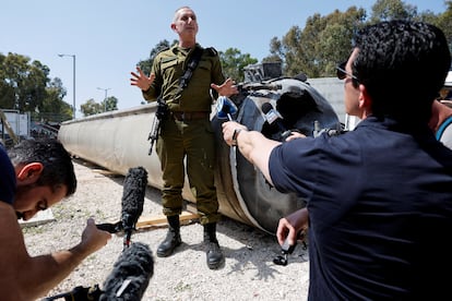 El portavoz de las fuerzas armadas israelíes, Daniel Hagari, muestra uno de los misiles balísticos que el ejército israelí asegura que cayeron en el Mar Muerto en el ataque del pasado domingo.