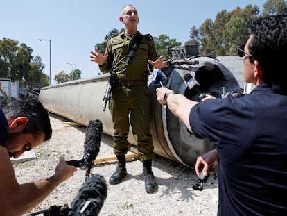 El portavoz de las fuerzas armadas israelíes, Daniel Hagari, muestra uno de los misiles balísticos que el ejército israelí asegura que cayeron en el Mar Muerto en el ataque del pasado domingo.