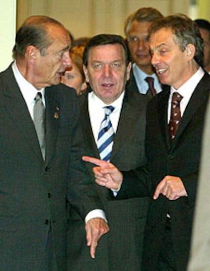De izquierda a derecha, Chirac, Schröder y Blair, ayer en Bruselas.