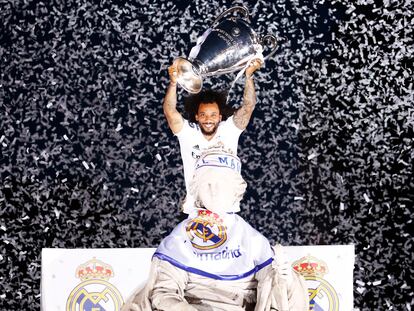 Marcelo levanta la Copa de Europa en la Cibeles.