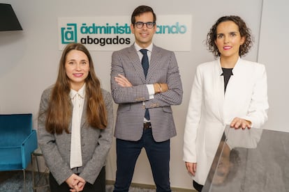 Adela Merino, Antonio Benítez (socio director y fundador de Administrativando Abogados) y María José Amo.