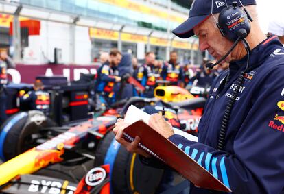 Newey toma notas en el GP de Gran Bretaña en julio.