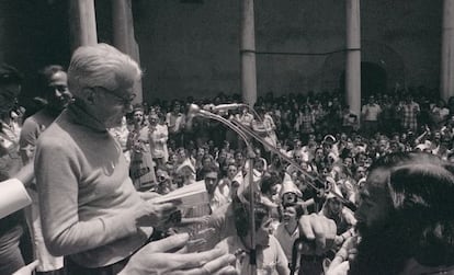 Blas de Otero, el 5 de junio de 1976, en un homenaje a Federico García Lorca en Granada.