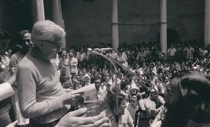 Blas de Otero, el 5 de junio de 1976, en un homenaje a Federico Garc&iacute;a Lorca en Granada.