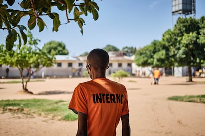 Kenneth Fortune, un recluso sudafricano condenado a 17 años de cárcel, fue diagnosticado con tuberculosis hace dos meses. Ahora debe seguir el tratamiento entre cuatro y seis meses bajo la observación de un enfermero o supervisor de salud.