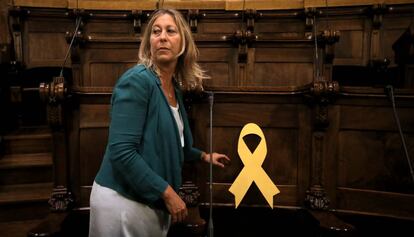 Neus Munté pone un lazo amarillo en el escaño de Quim Forn.