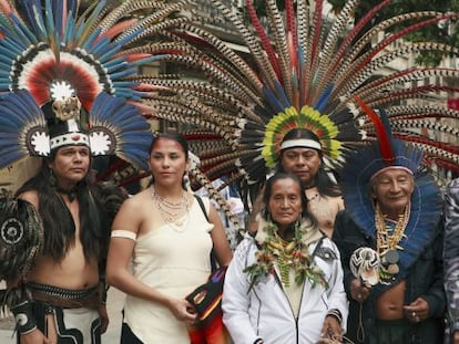 Miembros de pueblos indígenas en la presentación del festival de Vitoria.