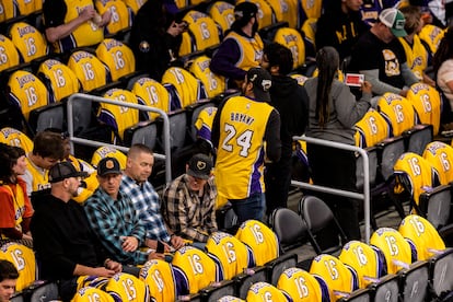 Un aficionado porta la camiseta del fallecido Kobe Bryant, excompañero y amigo de Pau Gasol. 