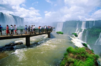 Vista de las cataratas de Iguazú, Argentina, que hacen frontera con Brasil y Paraguay.