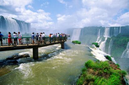 Vista de las cataratas de Iguazú, Argentina, que hacen frontera con Brasil y Paraguay.