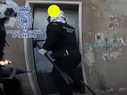 Agentes de la Policía Nacional, durante uno de los registros.