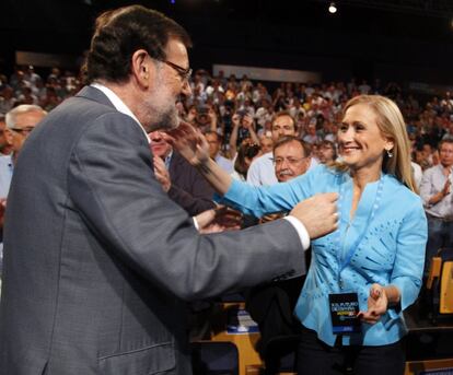 El presidente del Gobierno sentó de nuevo las bases de lo que serán sus discursos en la inminente campaña electoral. En la imagen, Rajoy saluda a Cristina Cifuentes.