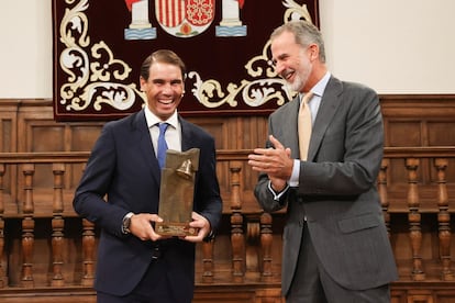 Felipe VI tras otorgarle a Rafa Nadal el premio Camino Real, en el auditorio de la Universidad de Alcalá, el 20 de septiembre de 2022.