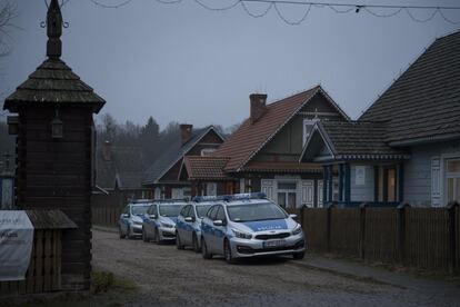 Coches policiales aparcados en un restaurante de Pogorcelze. La Guardia Fronteriza polaca asegura que ha habido más de 30.000 intentos de cruzar la frontera desde agosto. Más de la mitad, 17.300, el mes pasado. 