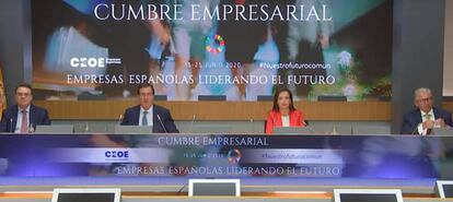 De izquierda a derecha, el presidente de Enagás, Antonio Llardén, Antonio Garamendi, presidente de la patronal CEOE, Beatriz Corredor, presidenta de grupo Red Eléctrica, y José Luis López de Silanes, presidente de CLH.