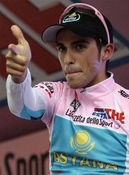 Alberto Contador celebra su subida al podio con la 'maglia rosa'