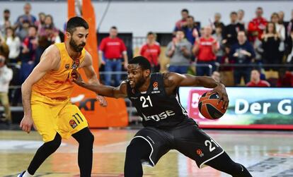 Darius Miller hace jugada ante Navarro.