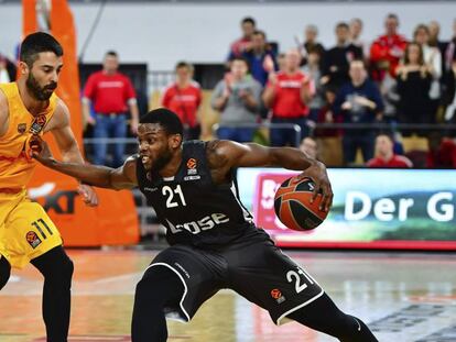 Darius Miller hace jugada ante Navarro.