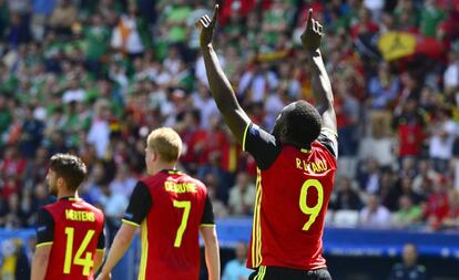 Romelu Lukaku (d) celebra un gol de B&eacute;lgica.