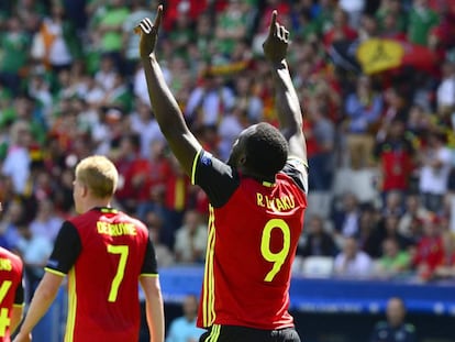 Romelu Lukaku (d) celebra un gol de B&eacute;lgica.