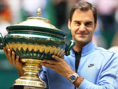 Federer, con el trofeo de Halle.