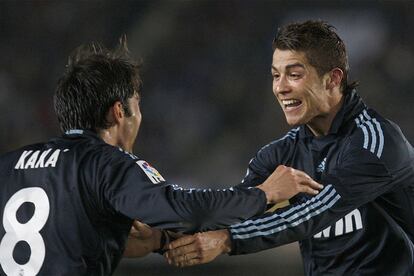 Kak y Cristiano Ronaldo celebran uno de los dos goles del portugus.